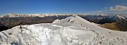 53 Dal Baciamorti (2009 m) in cresta pestando neve siamo sulla concatenata cima dell'Aralalta (2006 m)